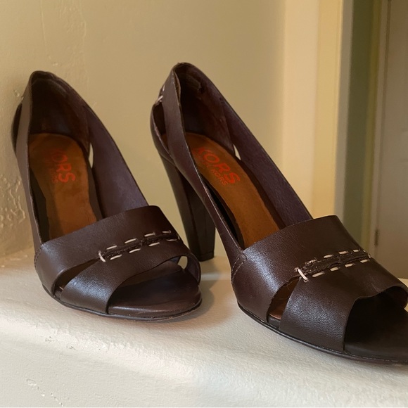 KORS Michael Kors (high end) brown with white top stitching open toe pumps - Picture 2 of 6